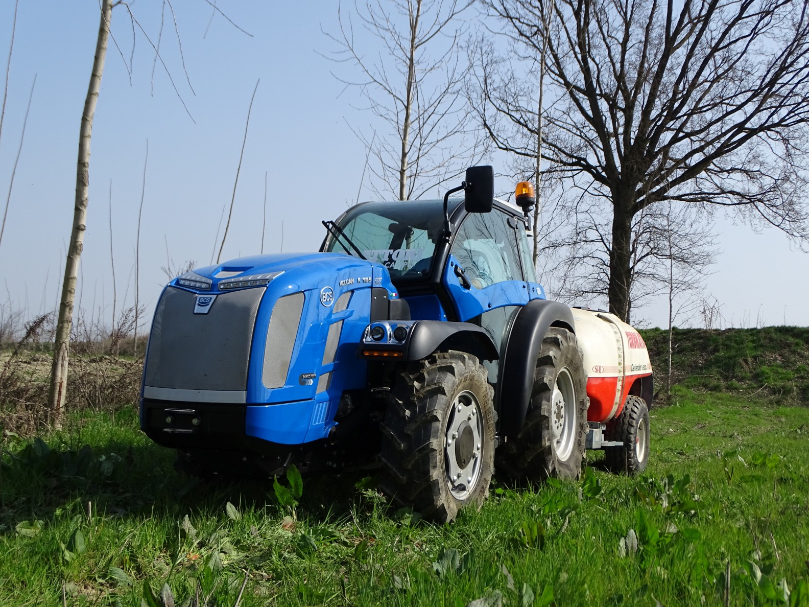 bcs-a-enovitis-in-campo-con-il-volkan-105-motorizzato-kubota