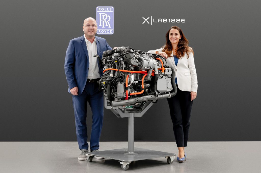 Rolls-Royce e Lab1886 hanno compiuto il primo passo nella cooperazione sull'uso delle celle a combustibile per la produzione di energia elettrica stazionaria. Lab1886, l'unità di innovazione di Mercedes-Benz all'interno di Mercedes-Benz AG, sostiene Rolls-Royce Power Systems in un progetto pilota per sistemi di celle a combustibile stazionari. Sulla base delle celle a combustibile per autoveicoli, nei prossimi mesi verrà sviluppato un concetto olistico per una futura alimentazione elettrica sostenibile e indipendente (di emergenza). Tradotto con www.DeepL.com/Translator (versione gratuita)